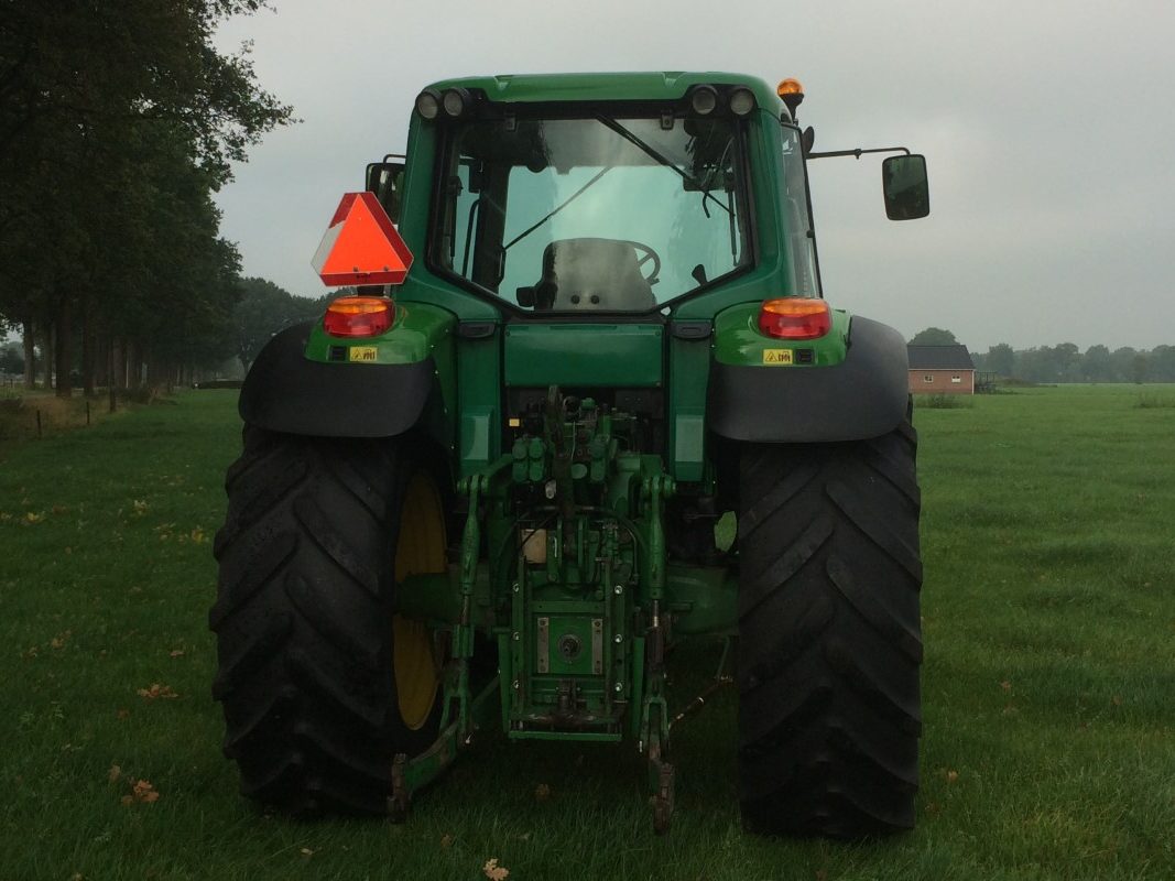 John Deere 6820