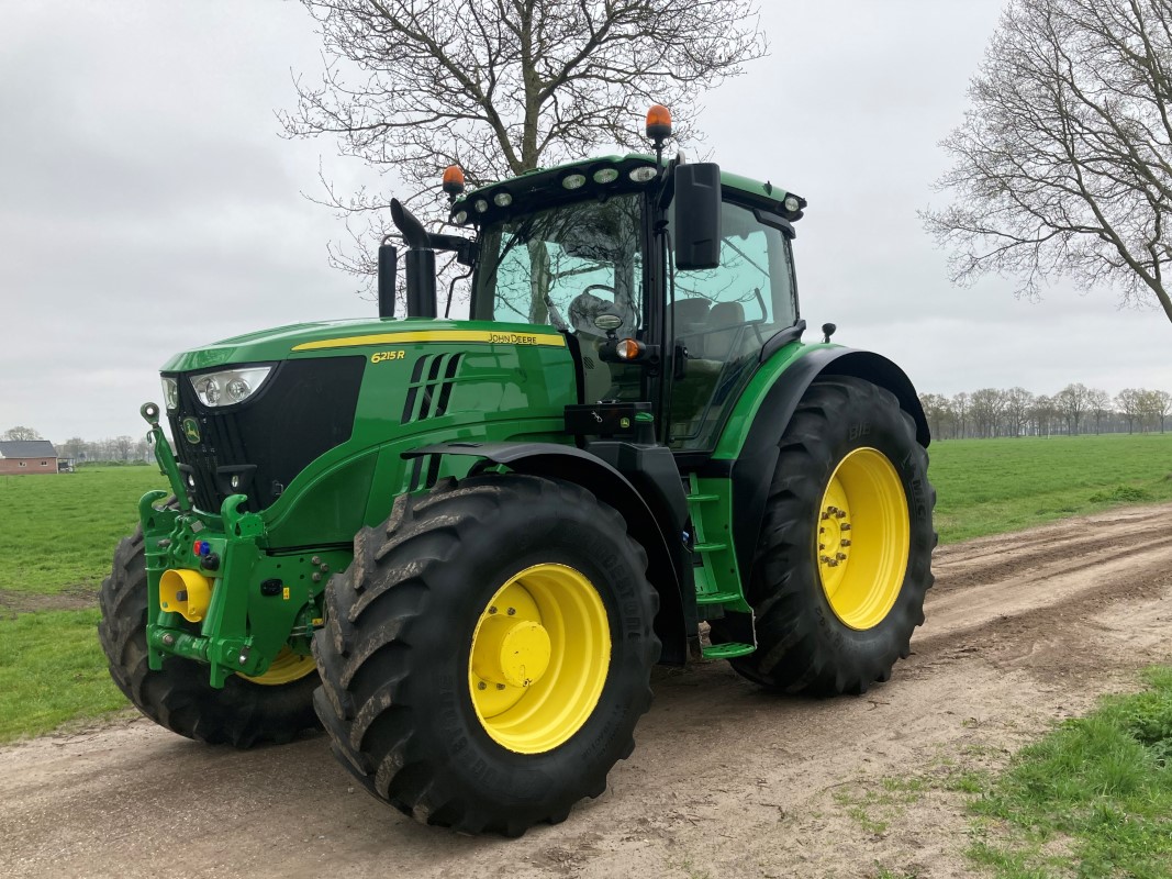 John Deere 6215R