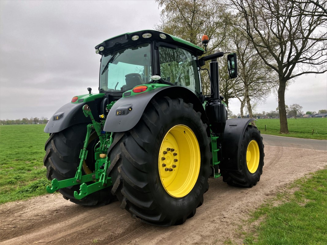 John Deere 6215R