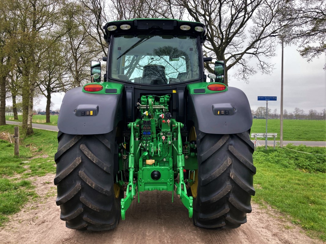 John Deere 6215R