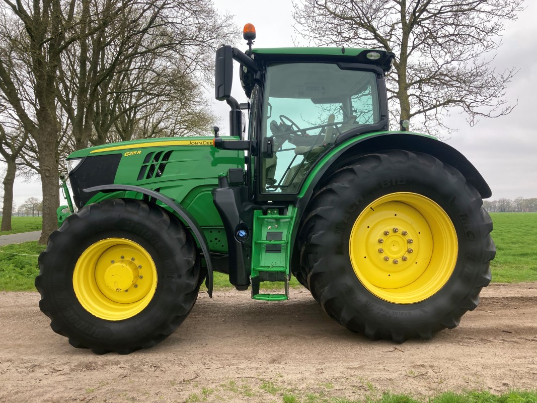 John Deere 6215R