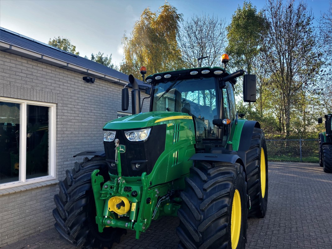 John Deere 6215R