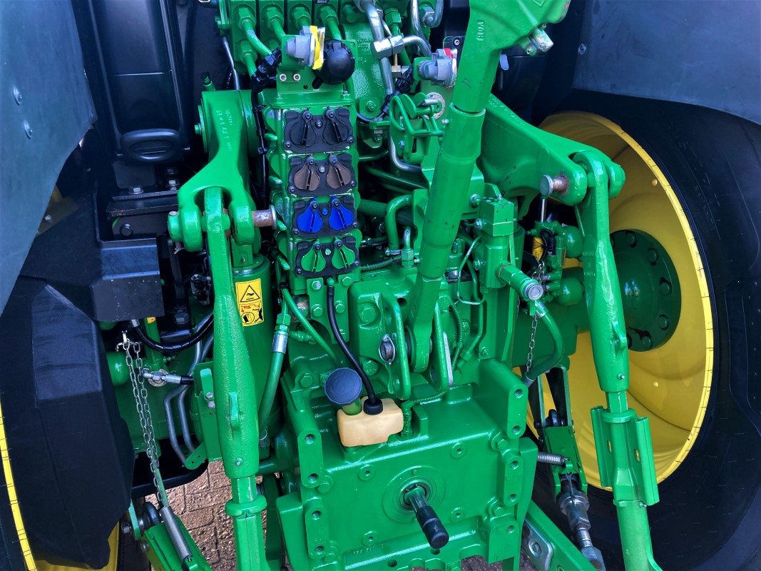 John Deere 6215R