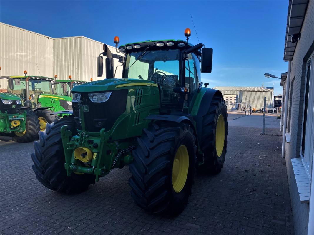 John Deere 6215R