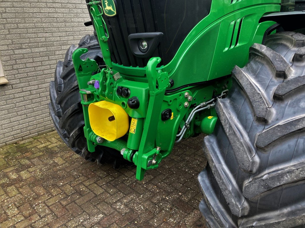 John Deere 6175R